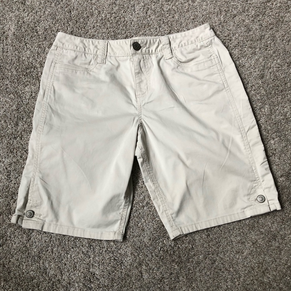 Sonoma life + style women’s shorts size 8 khaki